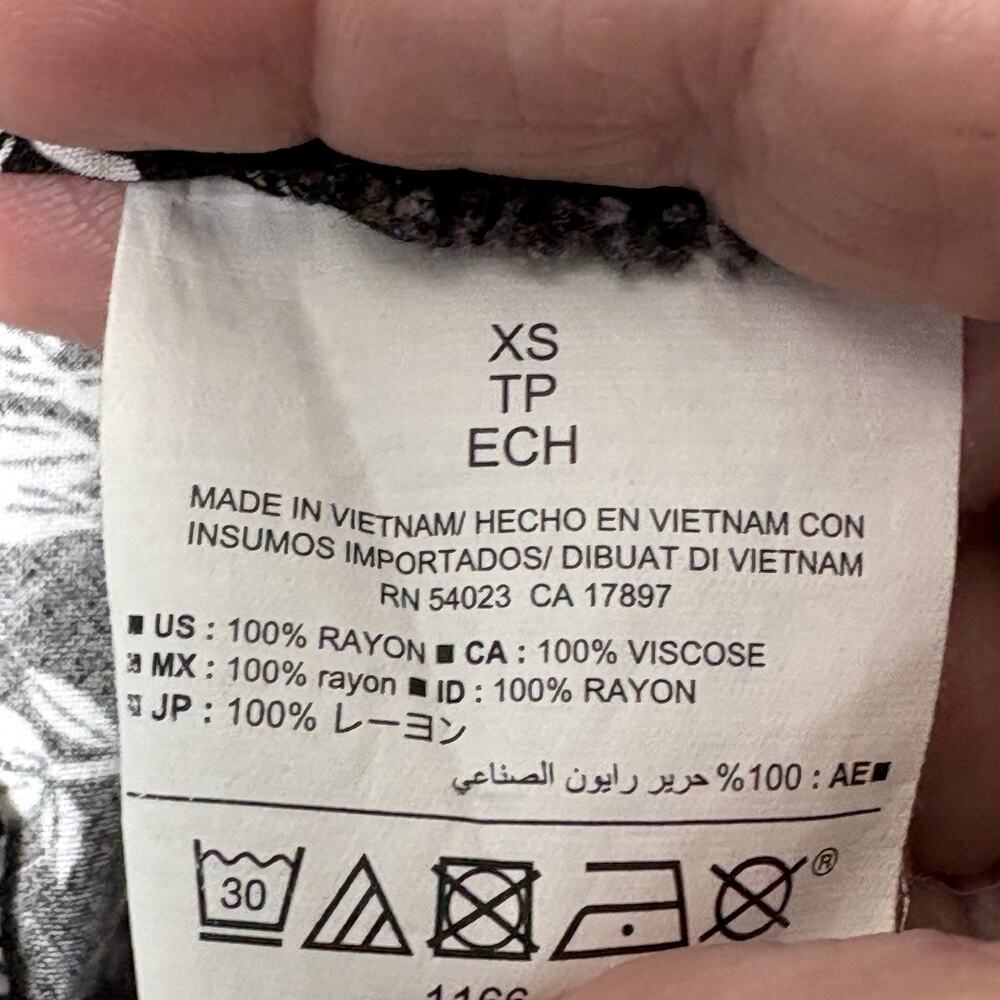 Nature Print Sleeveless Trapeze Blouse Women's Sz XS Black White Floral Old Navy - Picture 6 of 8